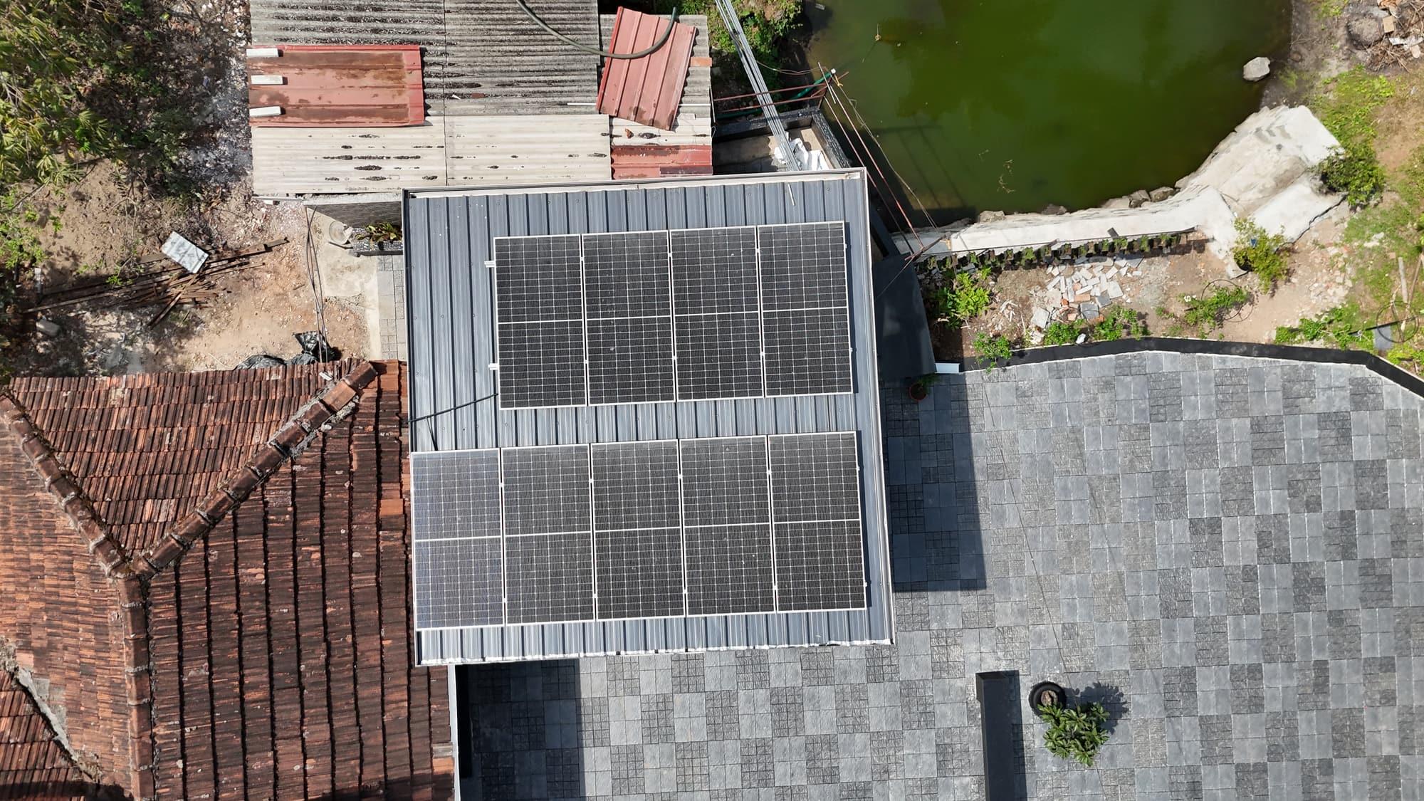 A SEDNA installation on a metal sheet roof, from the air